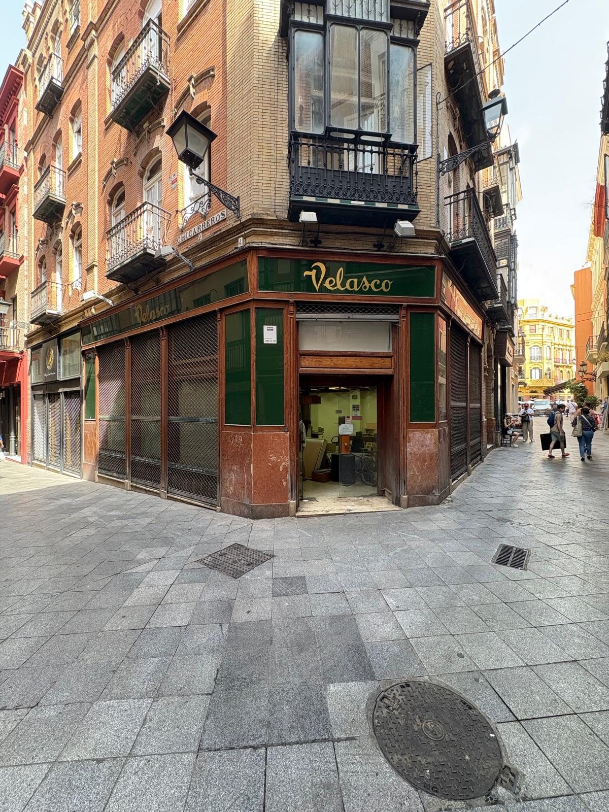 El local, en una esquina del centro de Sevilla, antes de la obra